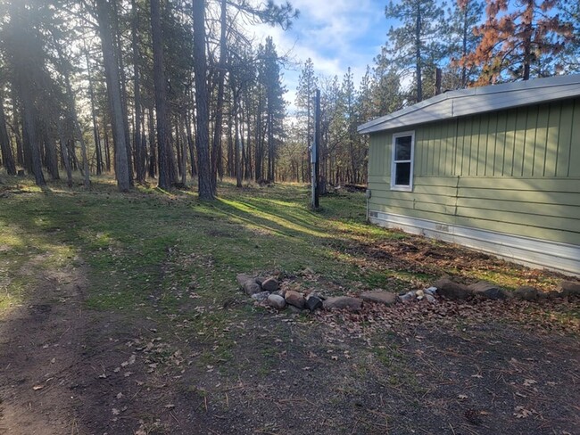 Building Photo - 3 bed 2 bath manufactured home on 5 Acres!