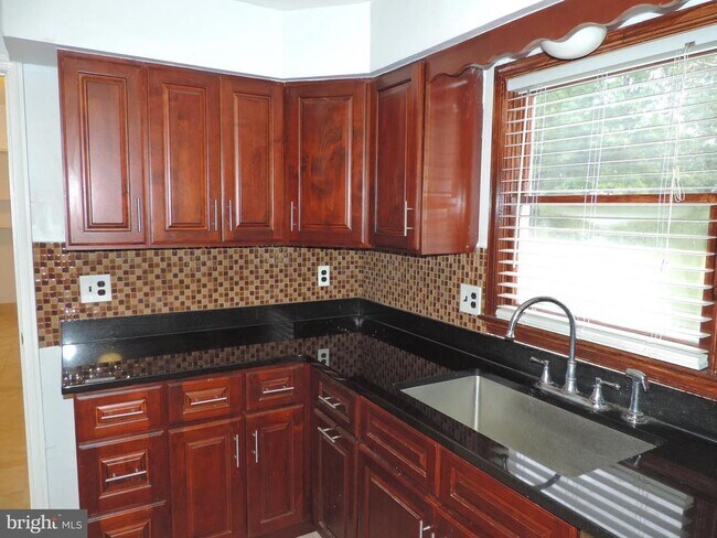 Building Photo - 27 Stuyvesant Dr