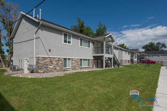 Primary Photo - 662 W Meadow Dr