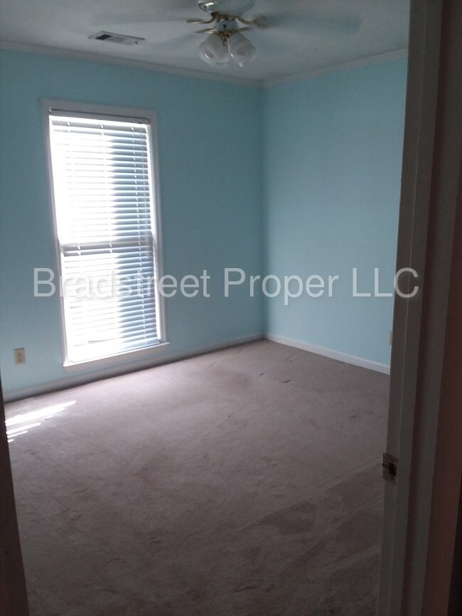 Building Photo - 2255 Birchwood Dr