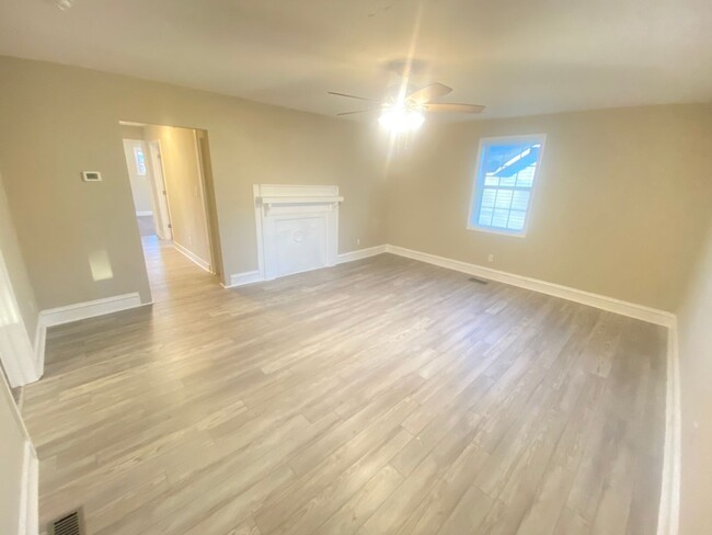 Building Photo - Fully Remodeled 2022 2bd/1ba House close t...