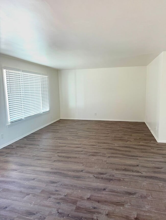 Building Photo - Stunning 4 Bedroom, 2 Bathroom House