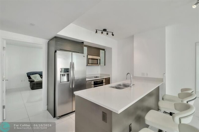 Building Photo - 500 Brickell Ave