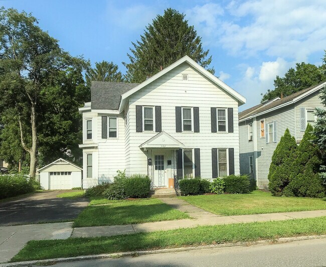 Building Photo - 146 Meadville St