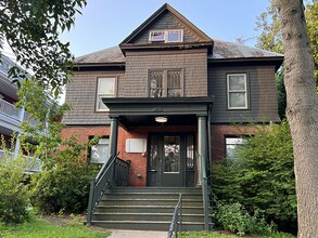 Building Photo - 343 College St