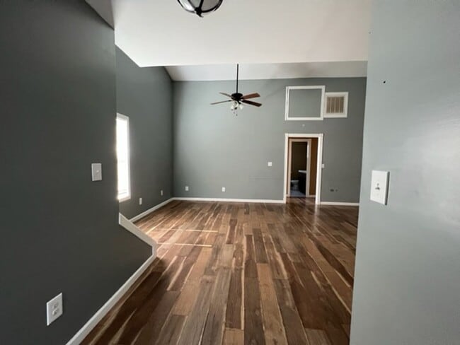 Building Photo - 2031 Family Ln.
