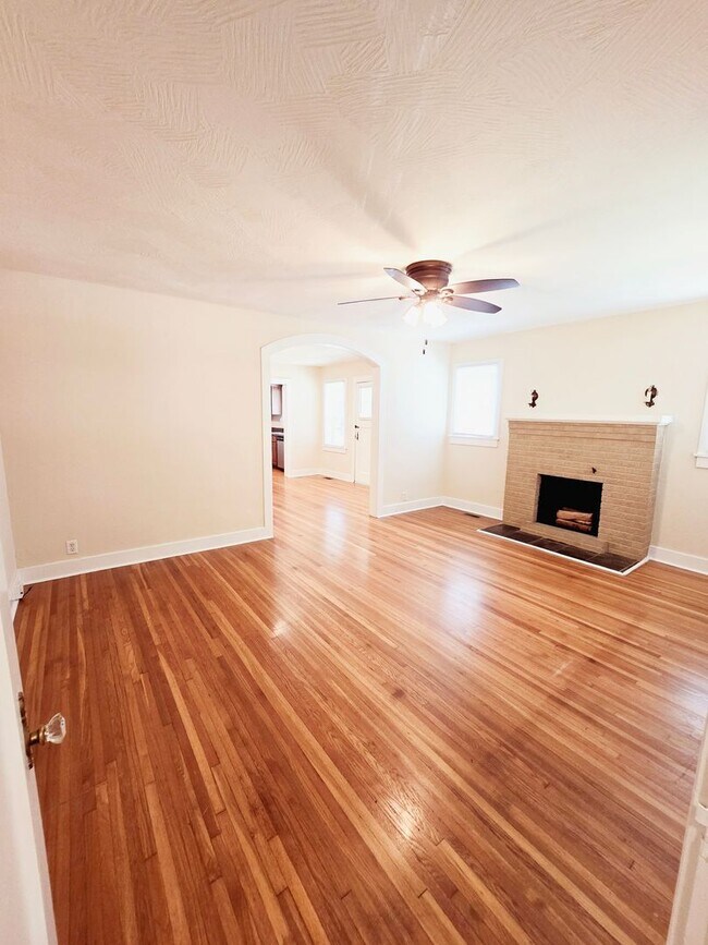 Building Photo - Cute Bungalow - 2 Living Areas & Bacement