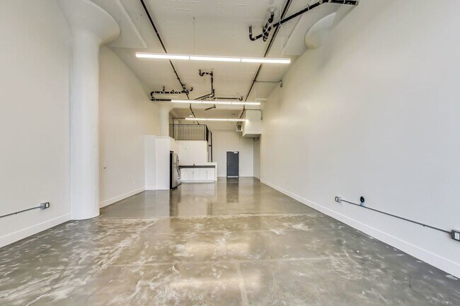 Building Photo - Modern loft with high ceilings and great l...
