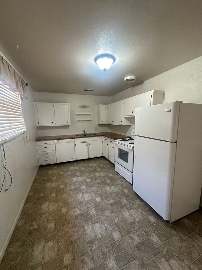 Building Photo - Cozy and Comfortable 3 Bed Home! Sandia Sc...