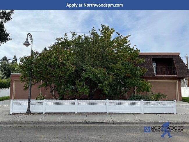 Building Photo - RENT REDUCED!!! Very Nice 3 Bedroom 2.5 Ba...