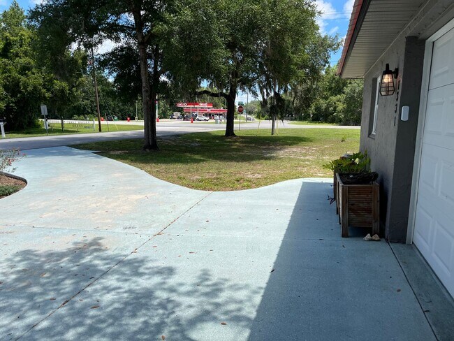 Building Photo - Spacious & Well-Maintained 2 Bedroom Home ...