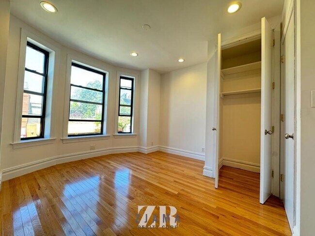Foto del edificio - 2 bedroom in Brooklyn NY 11215
