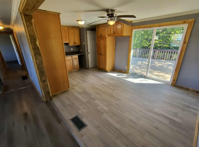 Building Photo - 916 Donegal Dr E