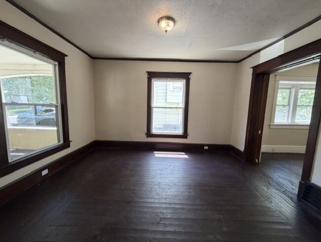 Foto del edificio - Room to Spread Out! 5-Bedroom Home with Covered Porch & Large Kitchen