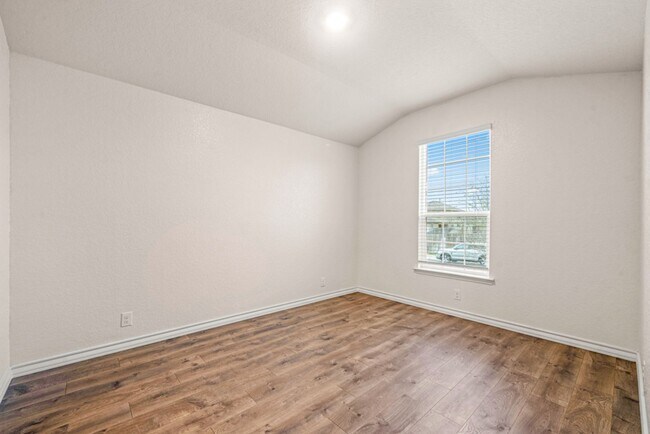 Building Photo - RED BIRD RANCH 3 BED 2 BATH  SINGLE STORY ...