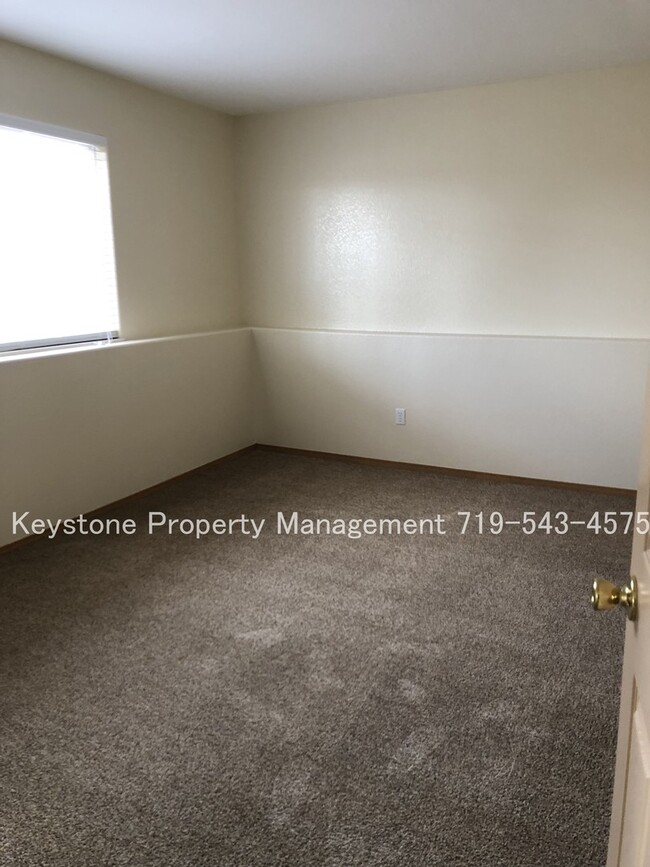 Building Photo - 377 - 379 W. Buttercup Way
