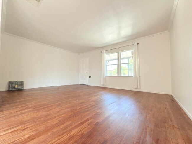 Foto del edificio - Bright and Spacious Two-Bedroom in Sun Valley