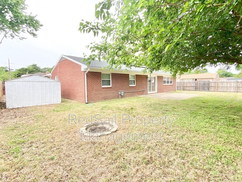 Foto del edificio - 101 Basswood Dr