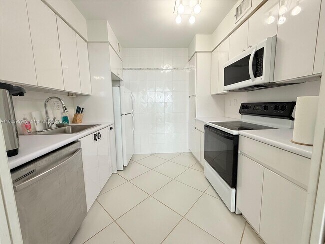 Foto del edificio - 100 Bayview Dr