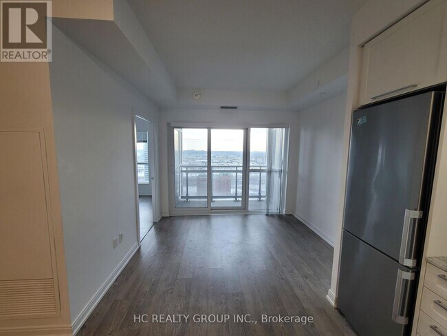 Photo du bâtiment - 275 Village Green Square