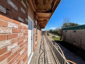 Building Photo - 1042 W Village Ct