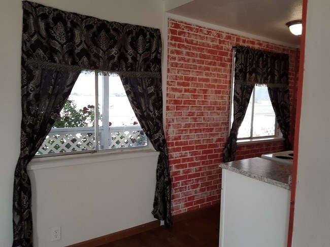 Foto del edificio - Economical 1 Bedroom Duplex Apartment