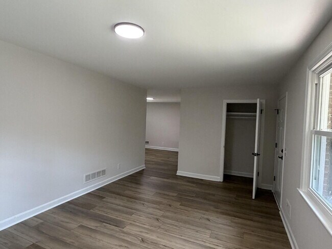 Building Photo - "Charming Columbia Home: Spacious 3-Bed, 2-Bath Retreat with Elegant Granite Countertops!"