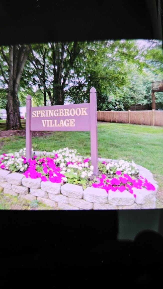 Building Photo - 72 Springbrook Dr