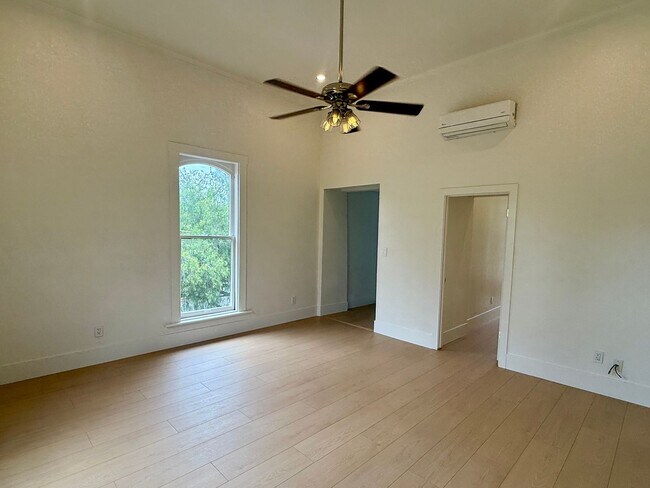 Foto del edificio - Charming Remodeled 1 Bedroom 1 Bathroom Up...