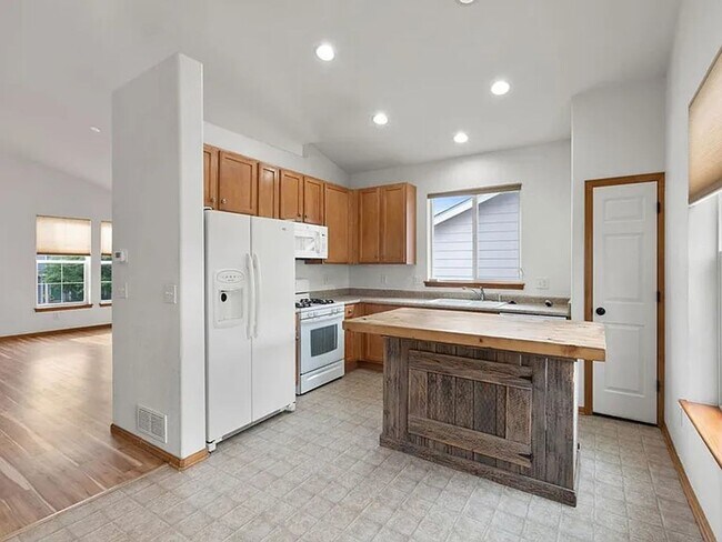 Building Photo - A bright, Spacious Home Designed for Livin...
