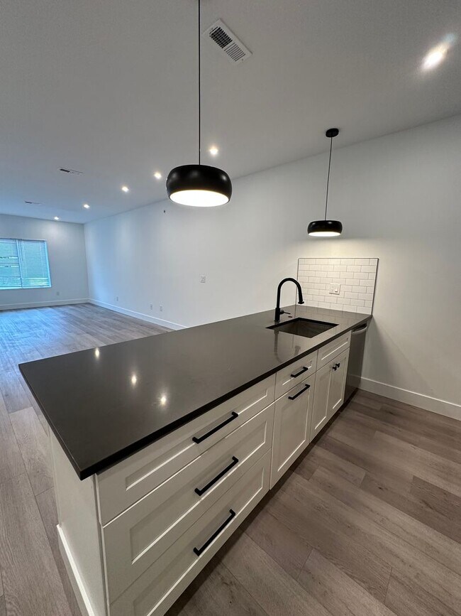 Foto del edificio - ONE FREE MONTH RENT: 3 bedroom 3 bath Newer construction home offers perfectly blends comfort, st...