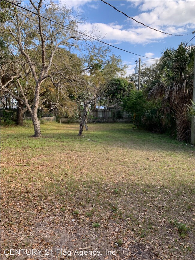 Building Photo - 3 br, 1 bath House - 211 Garnet Ave.