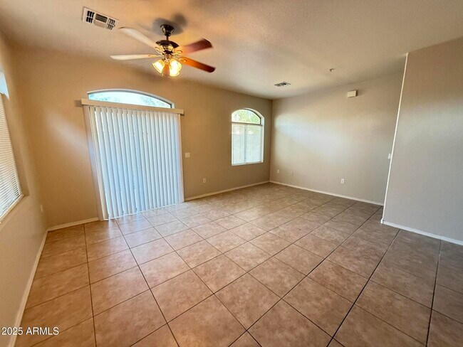 Foto del edificio - 2150 E Bell Rd