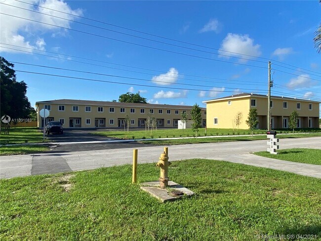 Building Photo - 875 SW 7th St