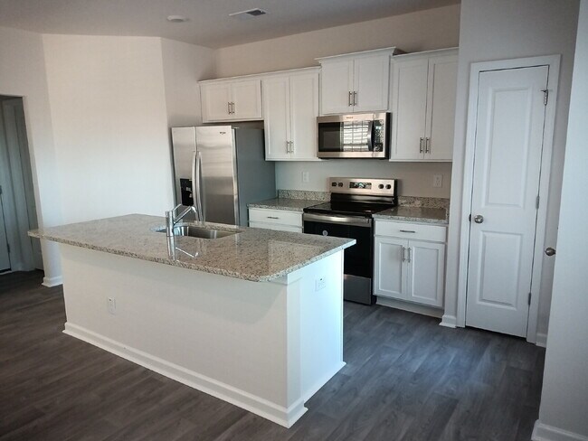 Foto del edificio - "Charming 3-Bed Townhouse with Granite Accents on Amberview Lane, Kernersville!"