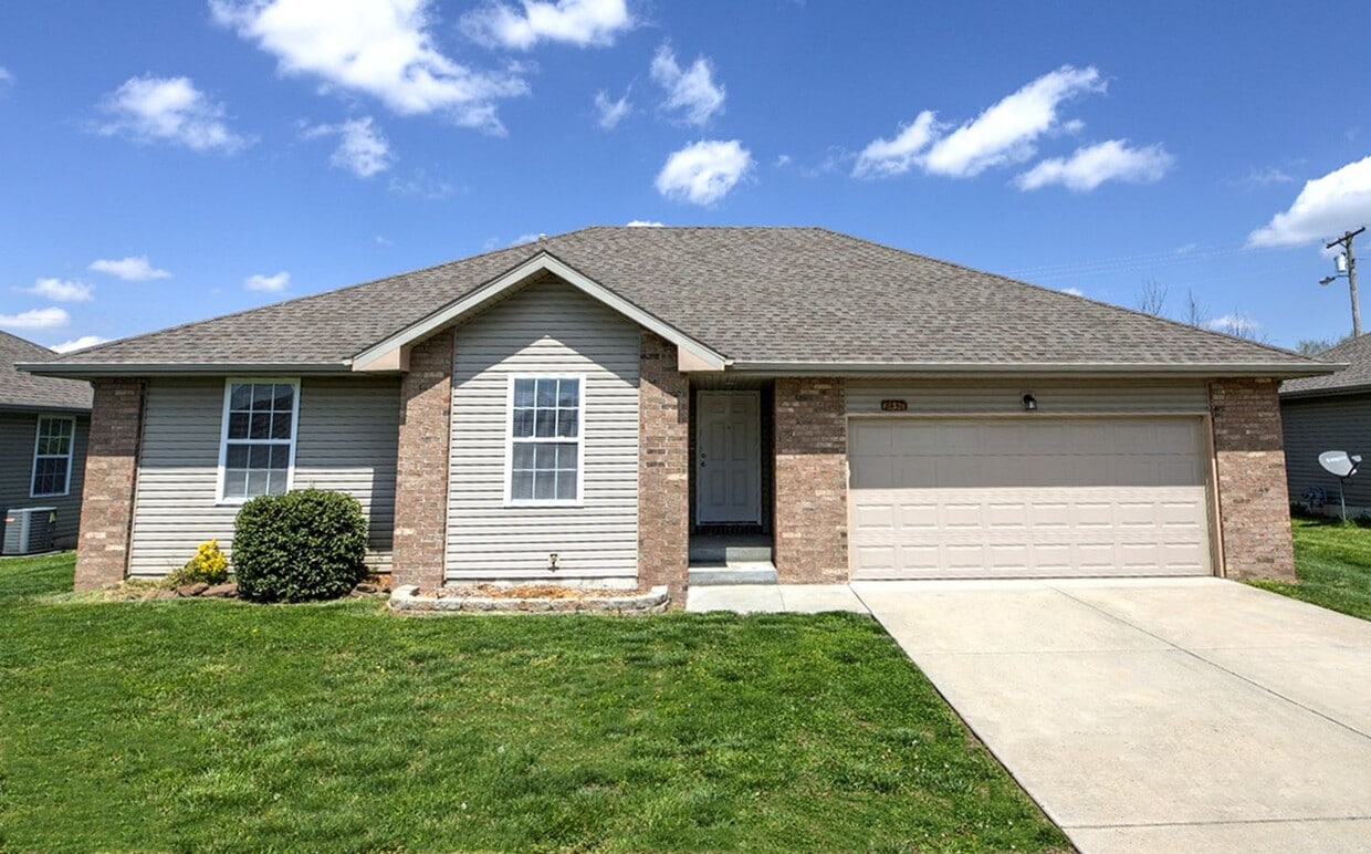 Primary Photo - 3 Bedroom in Republic!
