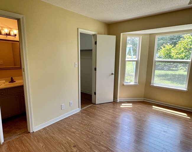 Building Photo - 1137 Rebecca Dr