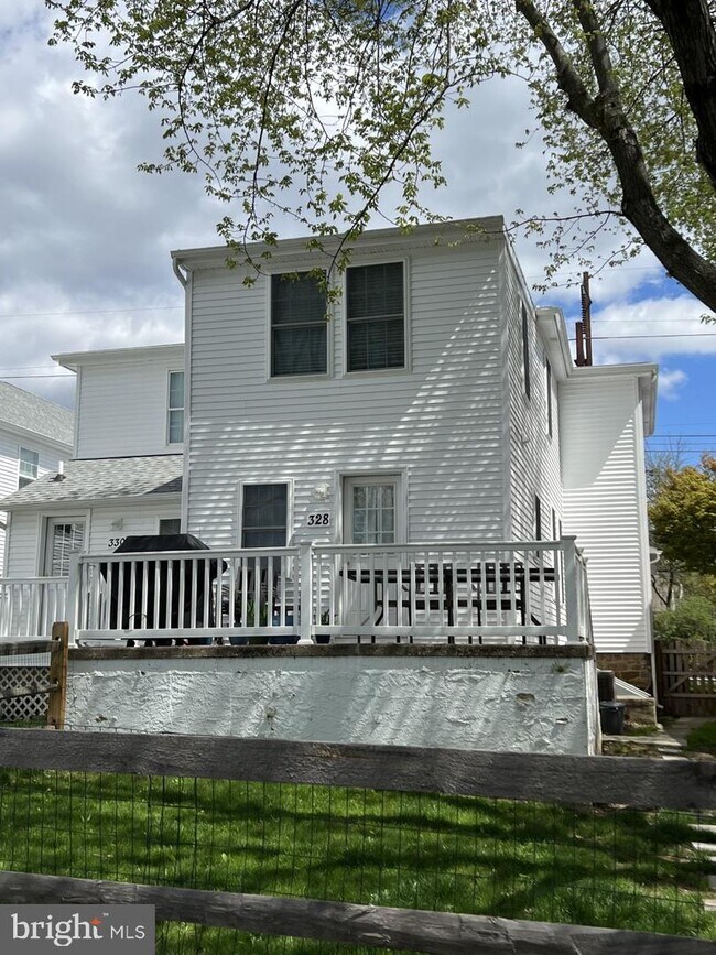 Building Photo - 328 Railroad Ave