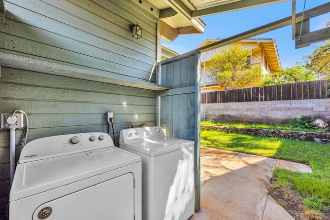 Building Photo - 305 Uala Pl