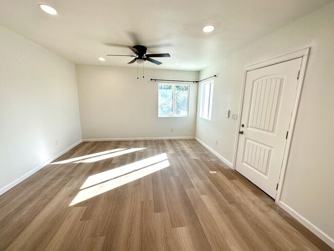 view of living room from kitchen - 2807 Lincoln Park Ave