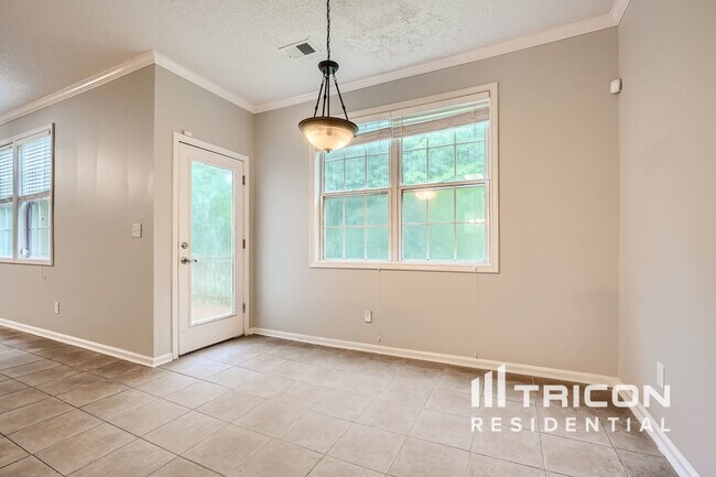 Building Photo - 150 Heathridge Dr