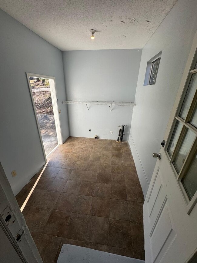 Building Photo - Newly Renovated Home in Florence!!