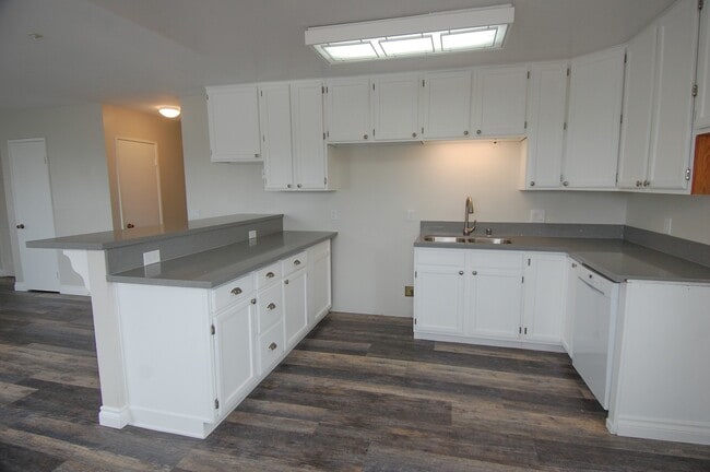 Building Photo - 142 W Marquita