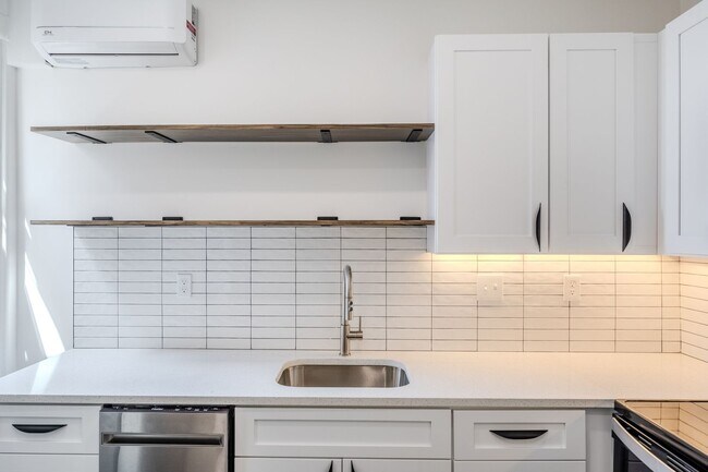 Foto del edificio - 823 W 36th Street