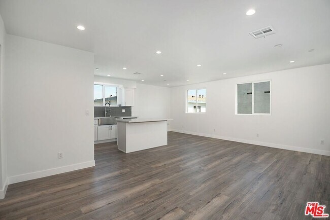 Building Photo - 4832 Saturn St