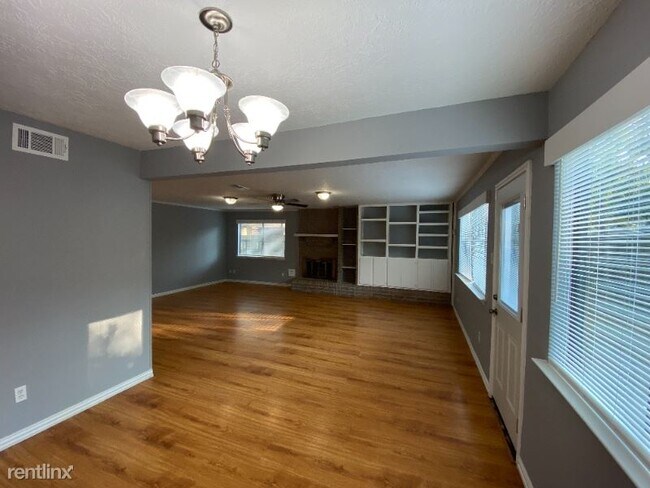 Building Photo - 4 br, 2.5 bath House - 13327 Scamp Dr
