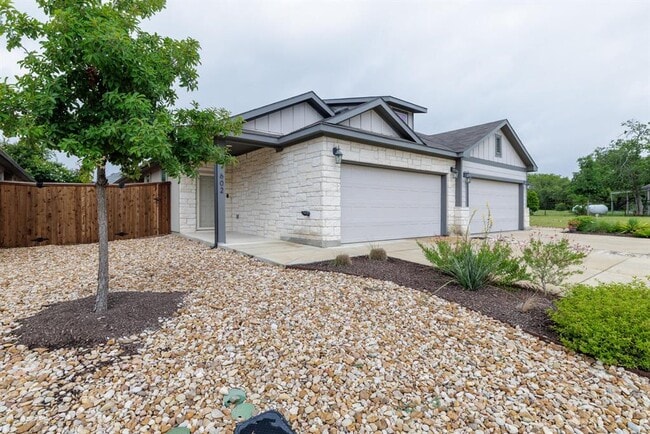 Building Photo - 602 Parkline Dr