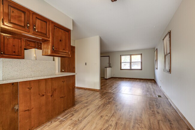 Building Photo - 343 E Maple Ave