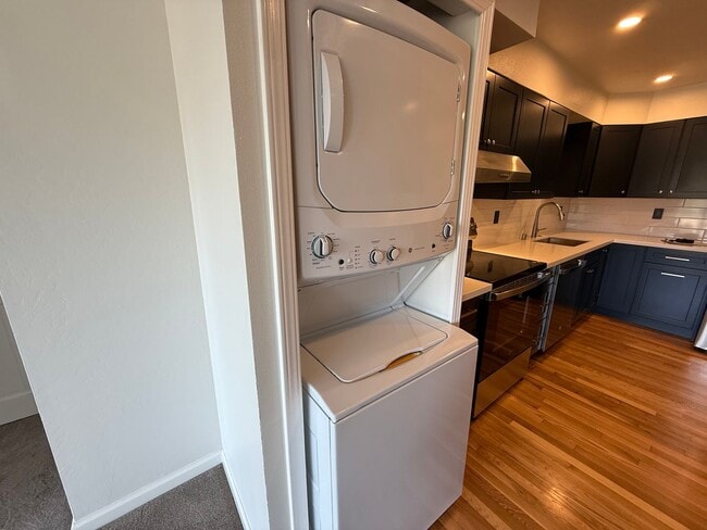 Building Photo - BEAUTIFUL, MODERN UPDATES. 2BD/1BA TIBURON...