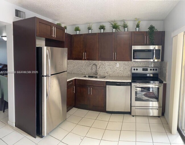 Foto del edificio - 560 NW 82nd Pl